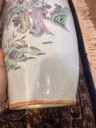 Twee Chinese famille rose vazen met geanimeerde sc&egrave;nes en een blauw-witte celadon vaas met boeddhistische symbolen, 19de/20ste eeuw