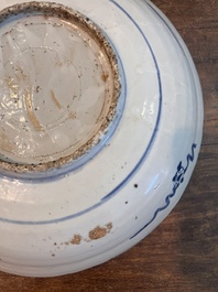 Grand plat en porcelaine de Chine bleu et blanc dit 'de Swatow' &agrave; d&eacute;cor de deux cerfs, Ming