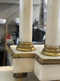 Een Franse Lodewijk XVI witmarmeren en verguld bronzen pendule, 18de/19de eeuw