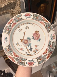 Paire de tuiles faiti&egrave;res sancai et deux paires d'assiettes en porcelaine de Chine famille rose et de style Imari, Ming et post&eacute;rieur