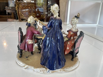 Deux groupes, un milieu de table et une tasse et soucoupe en porcelaine polychrome de Saxe, Allemagne, 19&egrave;me/20&egrave;me si&egrave;cle