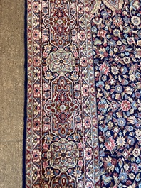 Een Perzisch Kerman (Kirman) tapijt met floraal decor, wol op katoen, 20ste eeuw