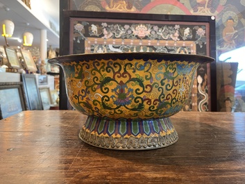 Grand bol sur piedouche en &eacute;maux cloisonn&eacute;s &agrave; d&eacute;cor 'Shou' sur fond jaune, 19&egrave;me/20&egrave;me si&egrave;cle