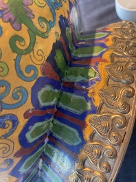 Grand bol sur piedouche en &eacute;maux cloisonn&eacute;s &agrave; d&eacute;cor 'Shou' sur fond jaune, 19&egrave;me/20&egrave;me si&egrave;cle