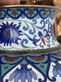 Vase de forme 'meiping', une verseuse et une bo&icirc;te couverte en &eacute;maux cloisonn&eacute;s, Chine, 19&egrave;me/20&egrave;me si&egrave;cle