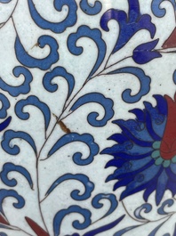 Vase de forme 'meiping', une verseuse et une bo&icirc;te couverte en &eacute;maux cloisonn&eacute;s, Chine, 19&egrave;me/20&egrave;me si&egrave;cle