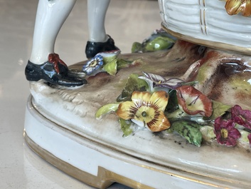 Deux groupes, un milieu de table et une tasse et soucoupe en porcelaine polychrome de Saxe, Allemagne, 19&egrave;me/20&egrave;me si&egrave;cle