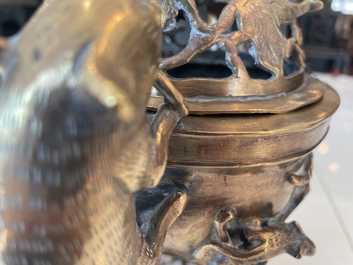 Br&ucirc;le-parfum ajour&eacute;, un plat &agrave; d&eacute;cor grav&eacute; et trois vases en bronze, Chine, 19&egrave;me/20&egrave;me si&egrave;cle