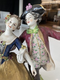 Deux groupes, un milieu de table et une tasse et soucoupe en porcelaine polychrome de Saxe, Allemagne, 19&egrave;me/20&egrave;me si&egrave;cle