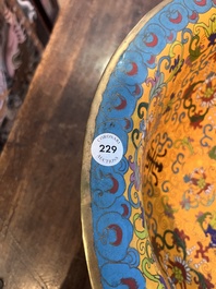 Grand bol sur piedouche en &eacute;maux cloisonn&eacute;s &agrave; d&eacute;cor 'Shou' sur fond jaune, 19&egrave;me/20&egrave;me si&egrave;cle