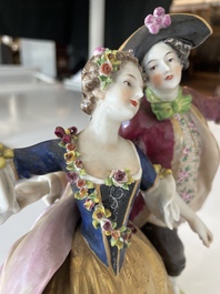Deux groupes, un milieu de table et une tasse et soucoupe en porcelaine polychrome de Saxe, Allemagne, 19&egrave;me/20&egrave;me si&egrave;cle