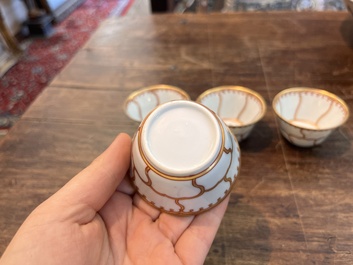 Service &agrave; th&eacute; en porcelaine de Chine dor&eacute; &agrave; d&eacute;cor de papillon, Qianlong