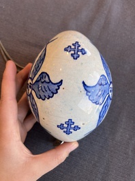 Ornement de forme ovale bleu et blanc et une paire polychrome, Kutahya, Turquie, 18&egrave;me/19&egrave;me si&egrave;cle