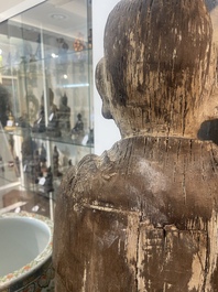 Sculpture de Luohan en bois sculpt&eacute; avec des traces de polychromie, 19&egrave;me si&egrave;cle