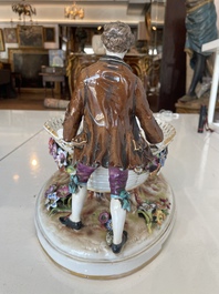 Deux groupes, un milieu de table et une tasse et soucoupe en porcelaine polychrome de Saxe, Allemagne, 19&egrave;me/20&egrave;me si&egrave;cle