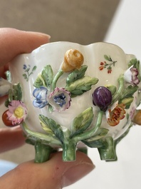 Deux groupes, un milieu de table et une tasse et soucoupe en porcelaine polychrome de Saxe, Allemagne, 19&egrave;me/20&egrave;me si&egrave;cle
