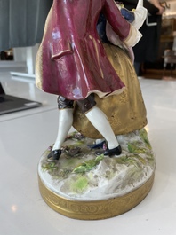 Deux groupes, un milieu de table et une tasse et soucoupe en porcelaine polychrome de Saxe, Allemagne, 19&egrave;me/20&egrave;me si&egrave;cle