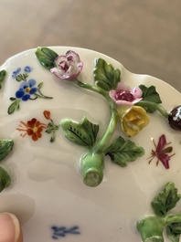 Deux groupes, un milieu de table et une tasse et soucoupe en porcelaine polychrome de Saxe, Allemagne, 19&egrave;me/20&egrave;me si&egrave;cle