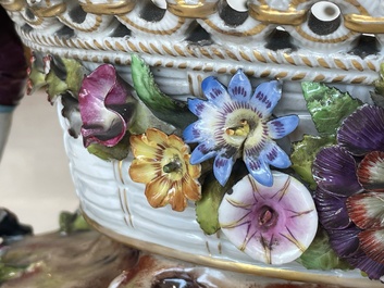 Deux groupes, un milieu de table et une tasse et soucoupe en porcelaine polychrome de Saxe, Allemagne, 19&egrave;me/20&egrave;me si&egrave;cle