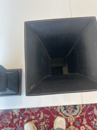 Br&ucirc;le-parfum ajour&eacute;, un plat &agrave; d&eacute;cor grav&eacute; et trois vases en bronze, Chine, 19&egrave;me/20&egrave;me si&egrave;cle
