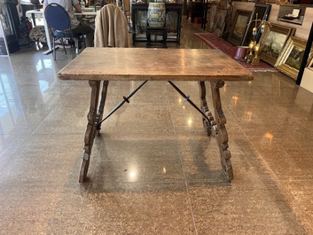 Table en noyer aux raccords en fer forg&eacute;, Espagne, 18&egrave;me si&egrave;cle