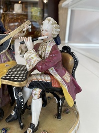 Deux groupes, un milieu de table et une tasse et soucoupe en porcelaine polychrome de Saxe, Allemagne, 19&egrave;me/20&egrave;me si&egrave;cle