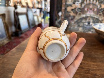 Service &agrave; th&eacute; en porcelaine de Chine dor&eacute; &agrave; d&eacute;cor de papillon, Qianlong