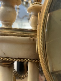 Een Franse Lodewijk XVI witmarmeren en verguld bronzen pendule, 18de/19de eeuw