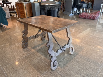 Table en noyer aux raccords en fer forg&eacute;, Espagne, 18&egrave;me si&egrave;cle