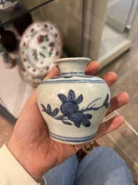 Collection vari&eacute;e en porcelaine de Chine bleu et blanc, Ming