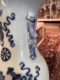 Twee Chinese famille rose vazen met geanimeerde sc&egrave;nes en een blauw-witte celadon vaas met boeddhistische symbolen, 19de/20ste eeuw