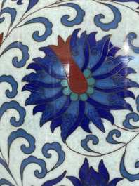 Vase de forme 'meiping', une verseuse et une bo&icirc;te couverte en &eacute;maux cloisonn&eacute;s, Chine, 19&egrave;me/20&egrave;me si&egrave;cle