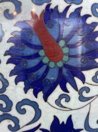 Vase de forme 'meiping', une verseuse et une bo&icirc;te couverte en &eacute;maux cloisonn&eacute;s, Chine, 19&egrave;me/20&egrave;me si&egrave;cle