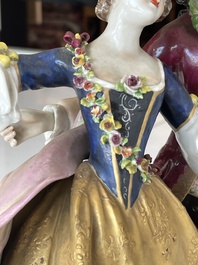 Deux groupes, un milieu de table et une tasse et soucoupe en porcelaine polychrome de Saxe, Allemagne, 19&egrave;me/20&egrave;me si&egrave;cle