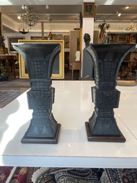Br&ucirc;le-parfum ajour&eacute;, un plat &agrave; d&eacute;cor grav&eacute; et trois vases en bronze, Chine, 19&egrave;me/20&egrave;me si&egrave;cle
