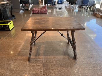 Table en noyer aux raccords en fer forg&eacute;, Espagne, 18&egrave;me si&egrave;cle