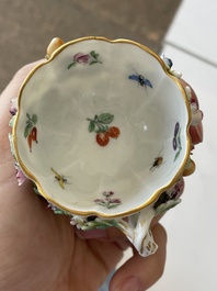 Deux groupes, un milieu de table et une tasse et soucoupe en porcelaine polychrome de Saxe, Allemagne, 19&egrave;me/20&egrave;me si&egrave;cle