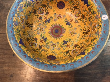 Grand bol sur piedouche en &eacute;maux cloisonn&eacute;s &agrave; d&eacute;cor 'Shou' sur fond jaune, 19&egrave;me/20&egrave;me si&egrave;cle