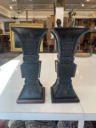 Br&ucirc;le-parfum ajour&eacute;, un plat &agrave; d&eacute;cor grav&eacute; et trois vases en bronze, Chine, 19&egrave;me/20&egrave;me si&egrave;cle