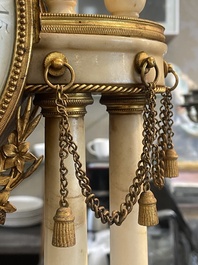 Een Franse Lodewijk XVI witmarmeren en verguld bronzen pendule, 18de/19de eeuw