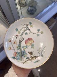 Quatre assiettes et un bol en porcelaine de Chine famille rose &agrave; d&eacute;cor floral et d'animaux, 19&egrave;me/20&egrave;me si&egrave;cle