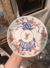 Paire de tuiles faiti&egrave;res sancai et deux paires d'assiettes en porcelaine de Chine famille rose et de style Imari, Ming et post&eacute;rieur
