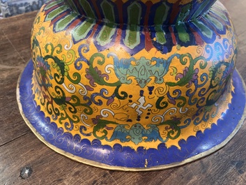 Grand bol sur piedouche en &eacute;maux cloisonn&eacute;s &agrave; d&eacute;cor 'Shou' sur fond jaune, 19&egrave;me/20&egrave;me si&egrave;cle