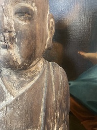 Sculpture de Luohan en bois sculpt&eacute; avec des traces de polychromie, 19&egrave;me si&egrave;cle