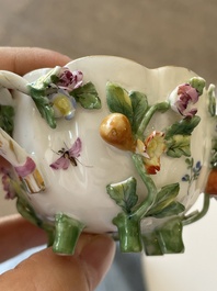 Deux groupes, un milieu de table et une tasse et soucoupe en porcelaine polychrome de Saxe, Allemagne, 19&egrave;me/20&egrave;me si&egrave;cle
