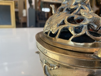Br&ucirc;le-parfum ajour&eacute;, un plat &agrave; d&eacute;cor grav&eacute; et trois vases en bronze, Chine, 19&egrave;me/20&egrave;me si&egrave;cle