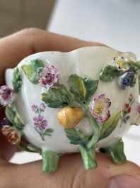 Deux groupes, un milieu de table et une tasse et soucoupe en porcelaine polychrome de Saxe, Allemagne, 19&egrave;me/20&egrave;me si&egrave;cle