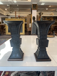 Br&ucirc;le-parfum ajour&eacute;, un plat &agrave; d&eacute;cor grav&eacute; et trois vases en bronze, Chine, 19&egrave;me/20&egrave;me si&egrave;cle