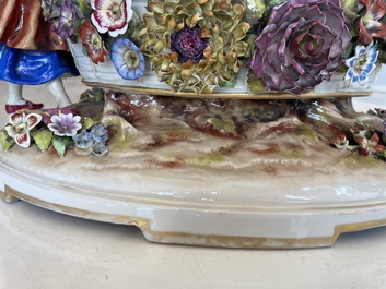 Deux groupes, un milieu de table et une tasse et soucoupe en porcelaine polychrome de Saxe, Allemagne, 19&egrave;me/20&egrave;me si&egrave;cle