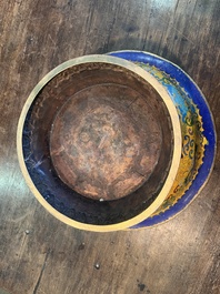 Grand bol sur piedouche en &eacute;maux cloisonn&eacute;s &agrave; d&eacute;cor 'Shou' sur fond jaune, 19&egrave;me/20&egrave;me si&egrave;cle